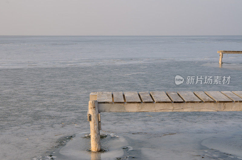 结冰的湖面上有码头