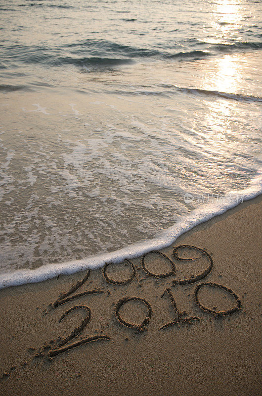 海浪冲刷2009年离开2010年的海滩