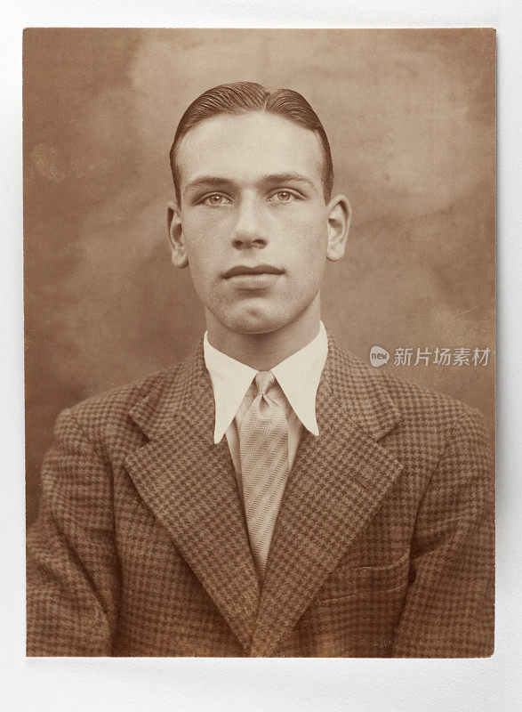 复古的1930年的肖像男人在花呢夹克