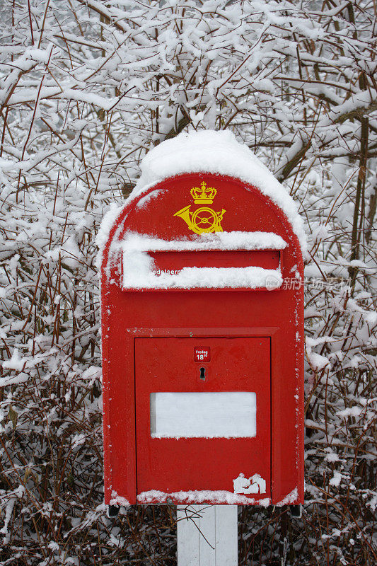 丹麦邮筒在雪地里。