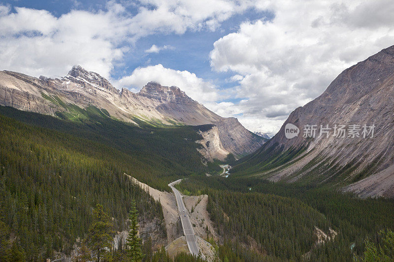 横跨加拿大落基山脉的萨斯喀彻温河