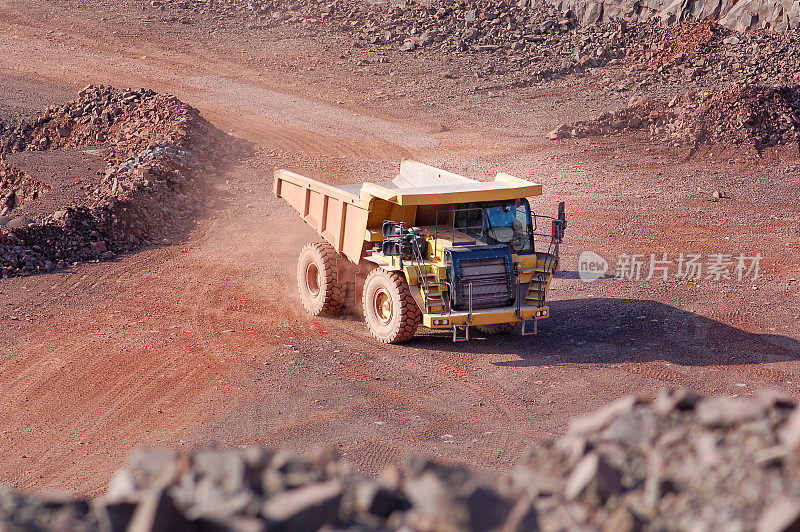 露天矿山采石场道路上的自卸车