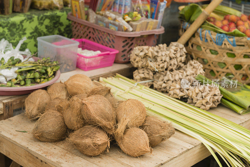 巴厘岛传统的印尼农贸市场出售椰子