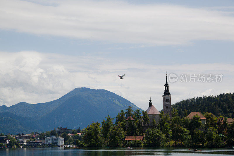 四轴飞行器飞行在图片明信片斯洛文尼亚风景