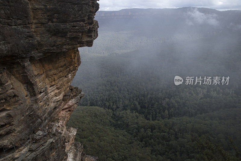 悬崖边蓝山