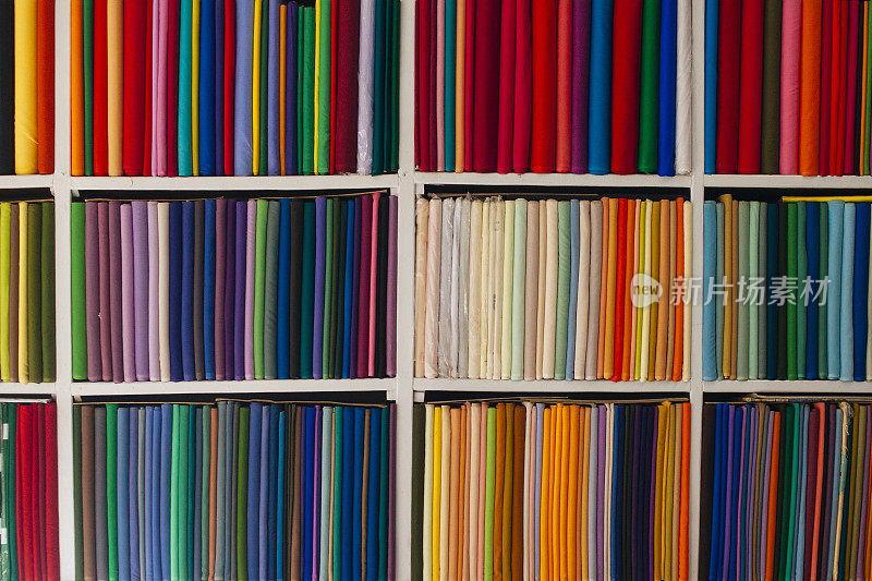 一家纺织品商店里的明亮的亚洲布料。