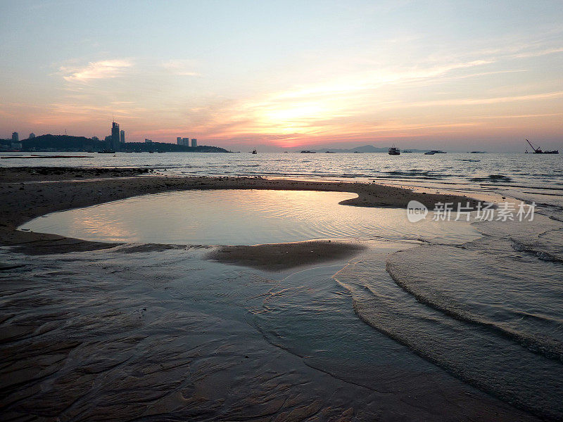 夕阳下的芭堤雅海滩，泰国