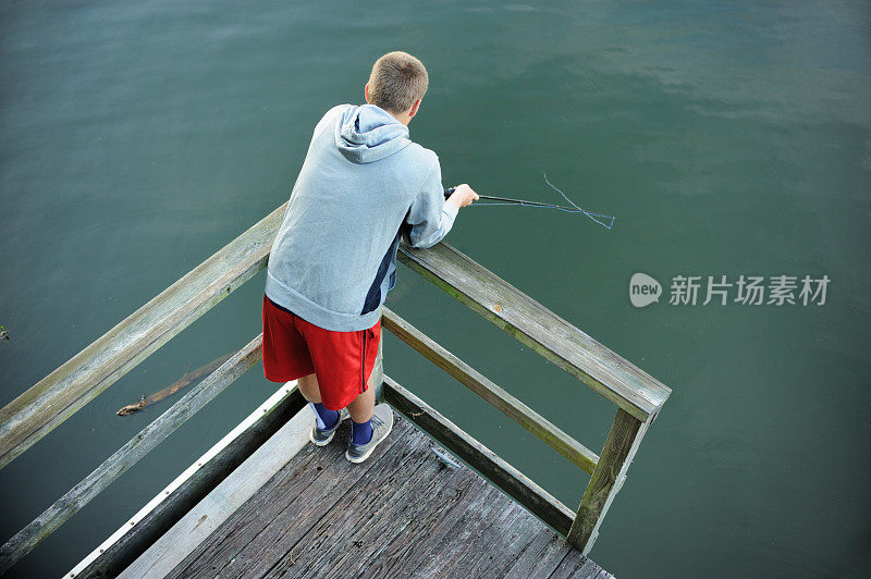 少年在码头钓鱼