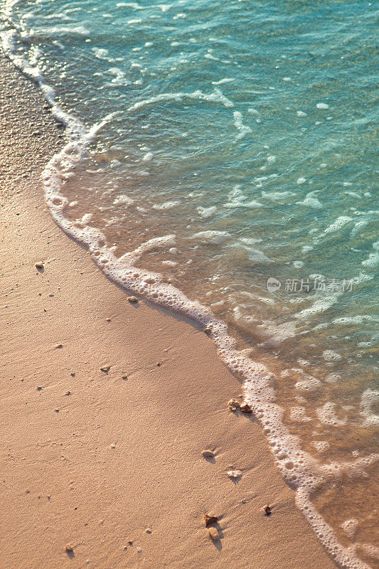 海滩上轻轻的波浪