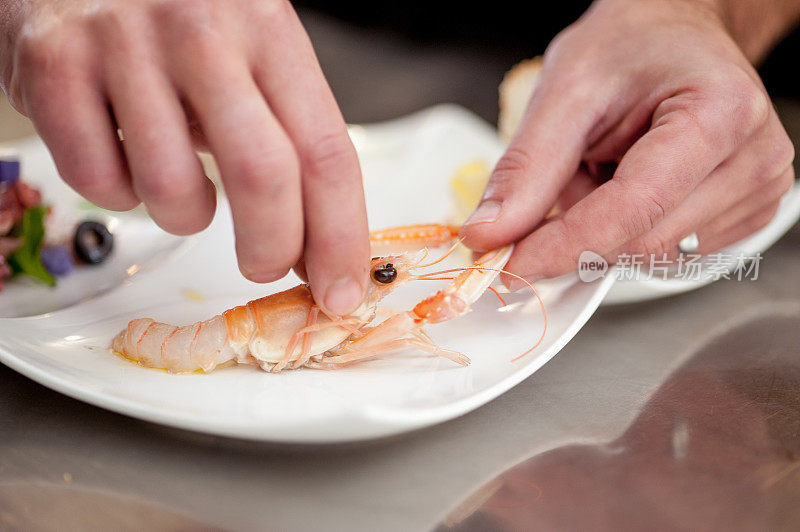 厨师在厨房安排海鲜开胃菜