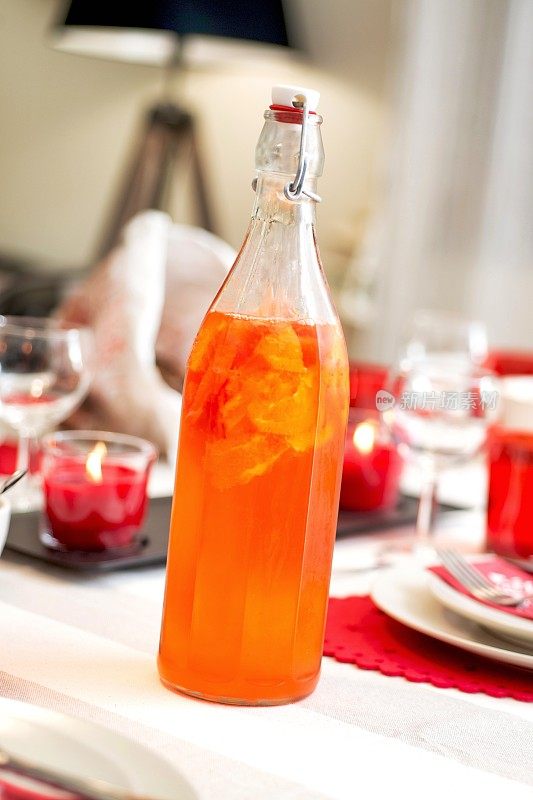 桌上有一瓶橙色开胃酒