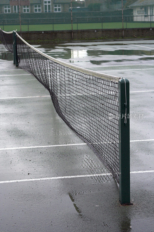 潮湿和废弃的网球场
