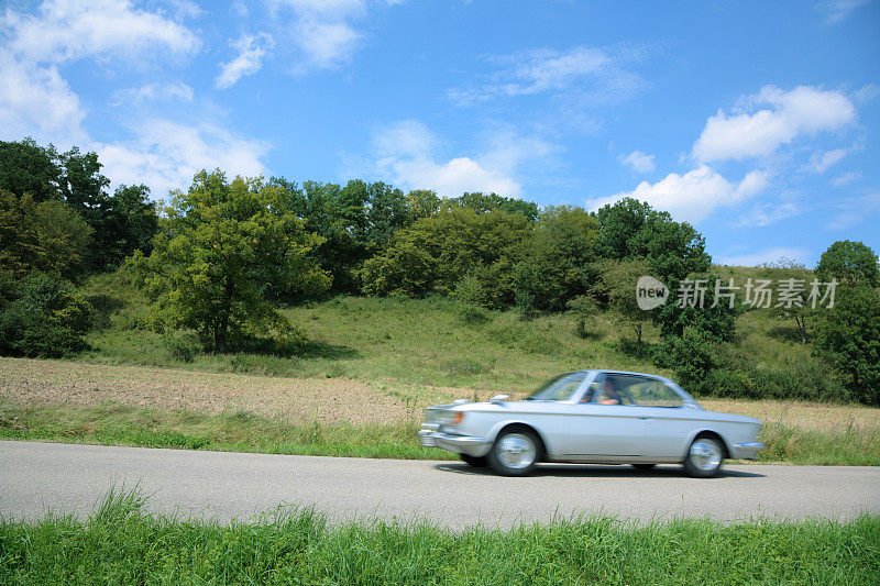 老爷车穿过夏天的风景