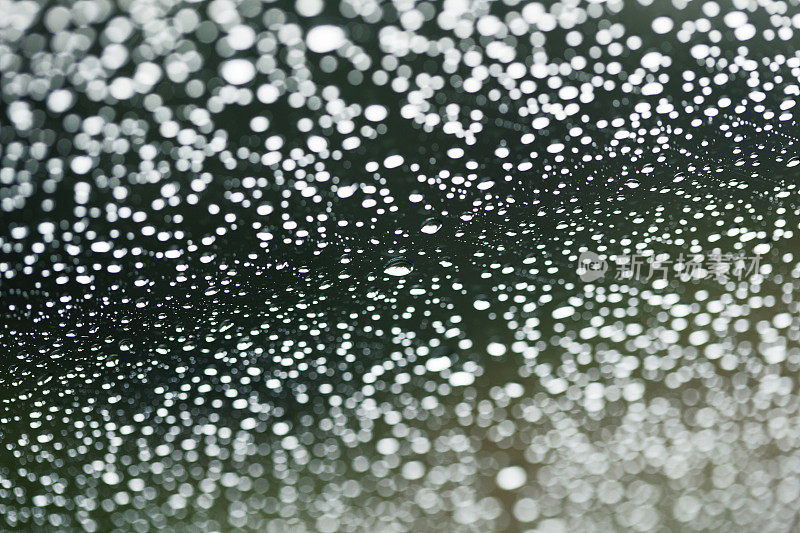 雨打在窗户上