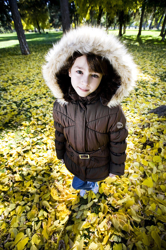 秋天公园里的小女孩