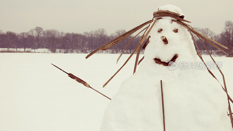 香蒲嬉皮雪人从柯林斯湖挥手，斯科舍，纽约