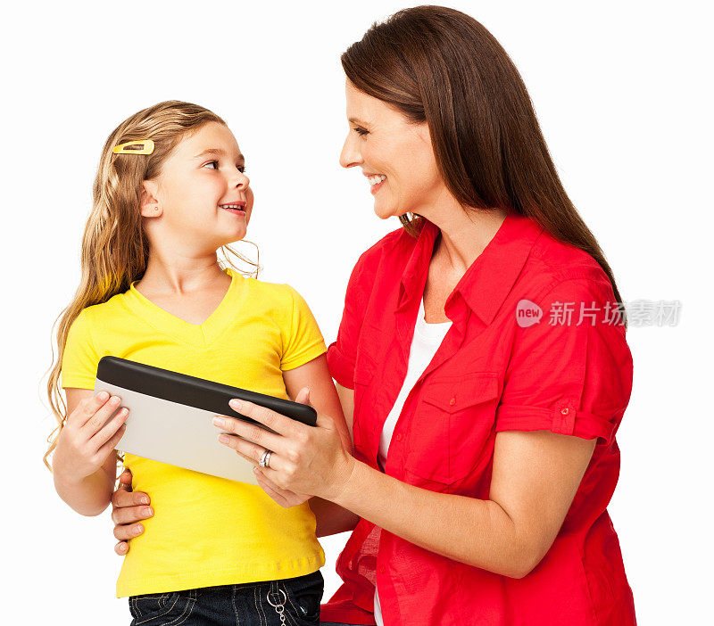 爱的母亲和女儿与数字平板电脑-孤立
