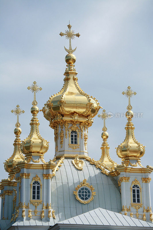 俄罗斯圣彼得堡彼得斯宫的金色穹顶。