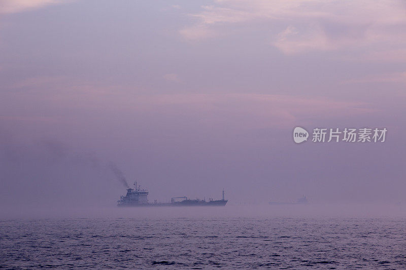 一艘工业船在土耳其伊斯坦布尔的大雾天经过博斯普鲁斯海峡
