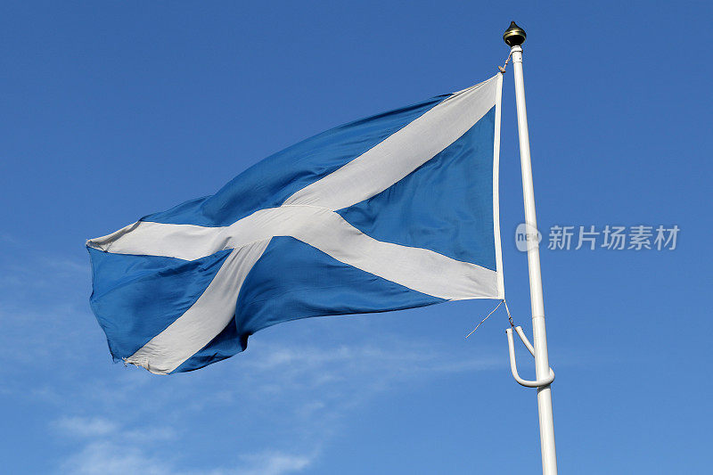 苏格兰Saltire旗(圣安德鲁十字旗)在风中飘扬