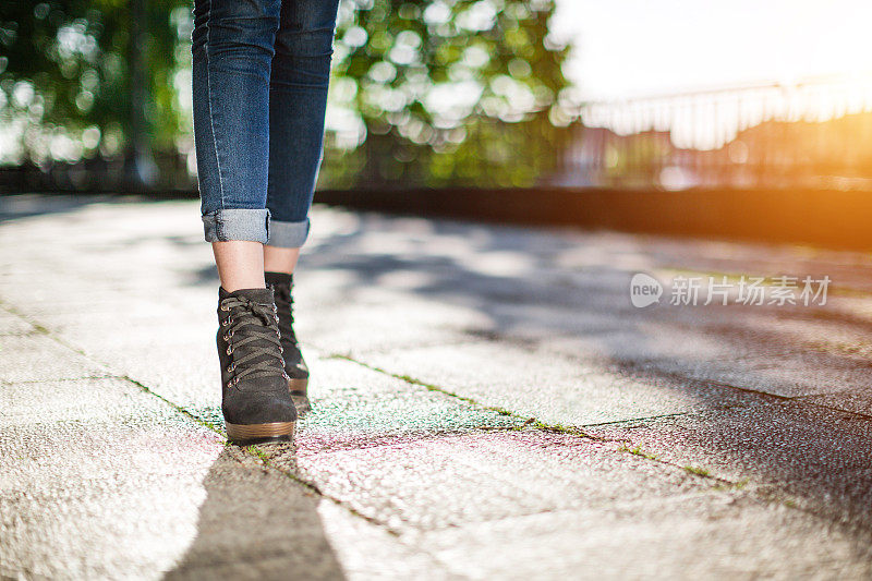 女人的腿穿高跟鞋