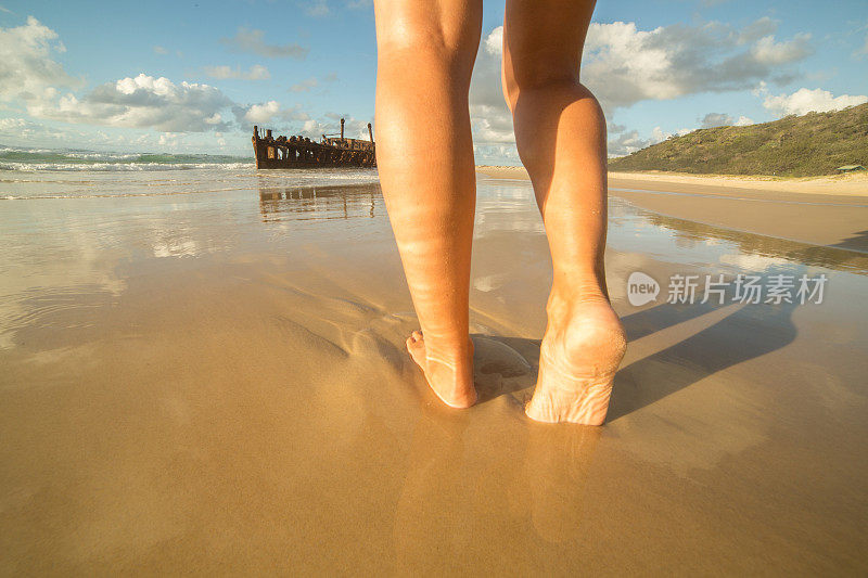 赤脚走在弗雷泽岛的海滩上