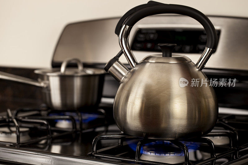 不锈钢茶壶在不锈钢炉上烹饪