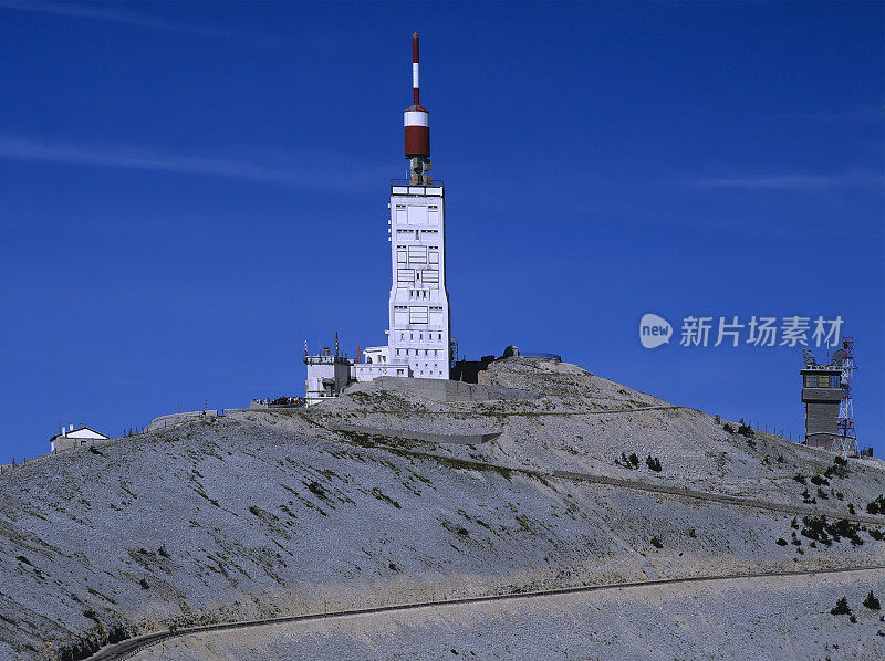 蓝天下建筑物的低角度视图