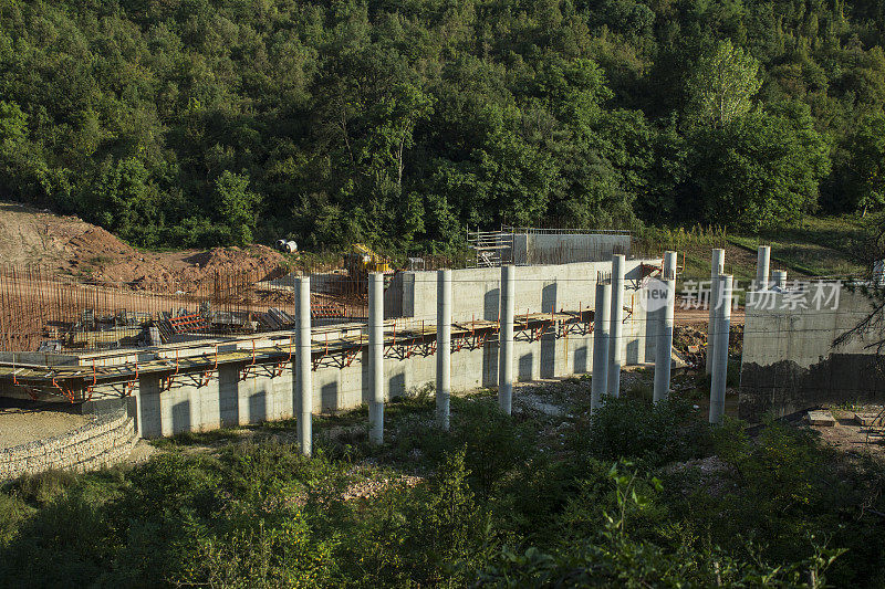 路在重建