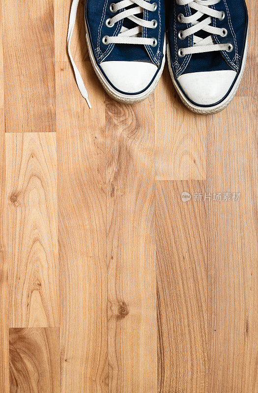 木地板上的运动鞋
