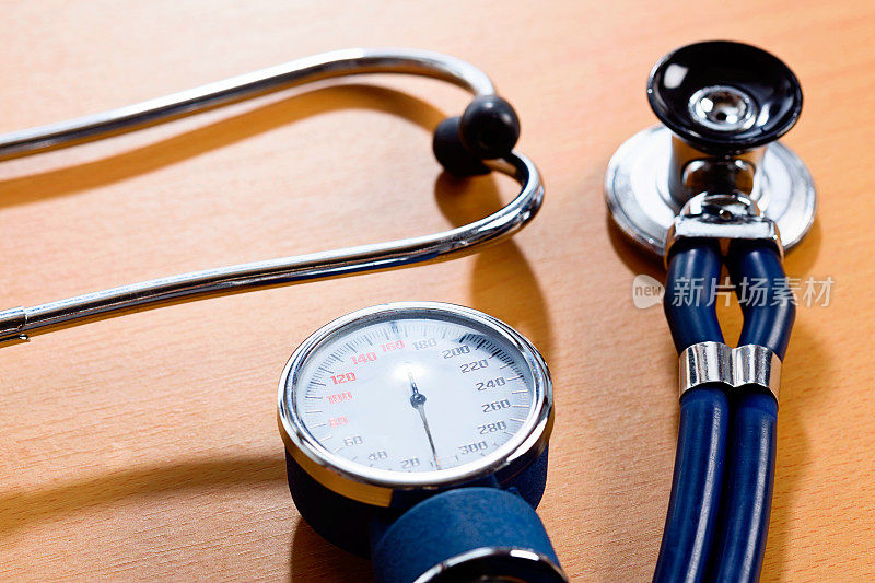 基本医疗检查设备:听诊器和血压计