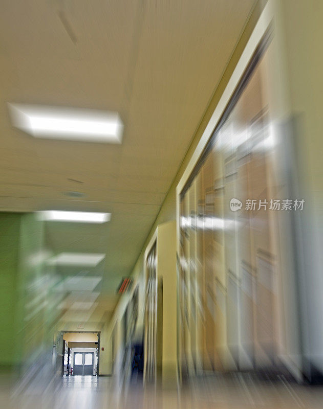 学生储物柜在一个开放的学校走廊-缩放效果