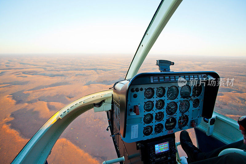 直升机驾驶舱飞越澳大利亚内陆沙漠