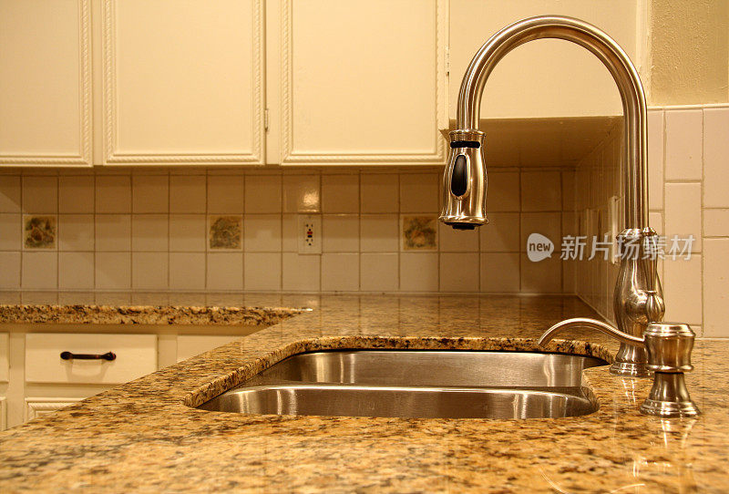 漂亮的厨房水槽与不锈钢水龙头