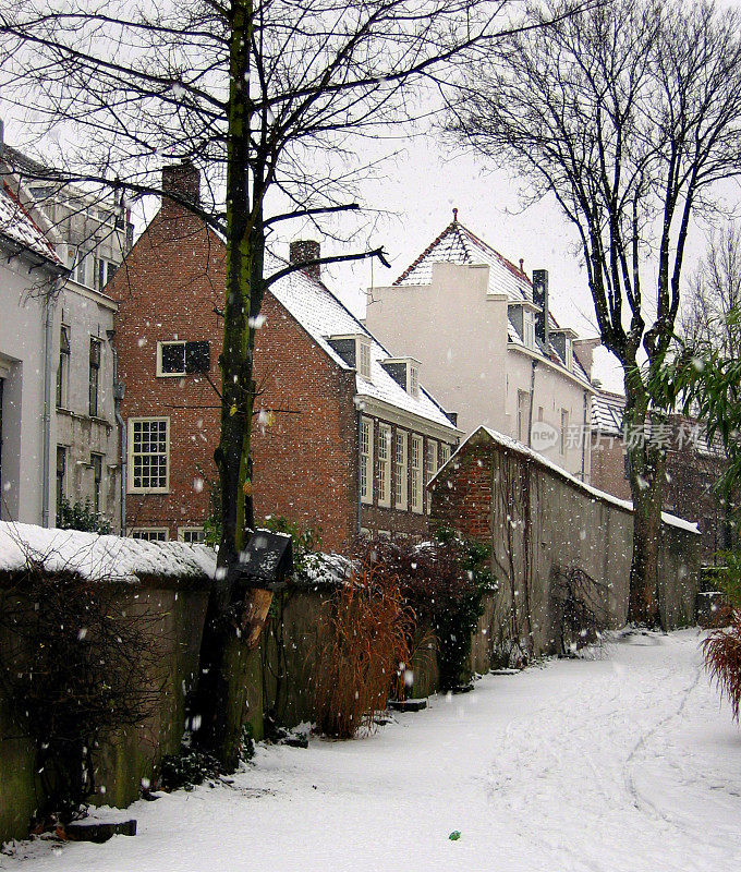 冬天的中世纪街道。荷兰奈梅亨