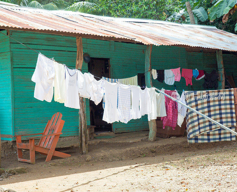 哥斯达黎加一户人家外面挂着衣服