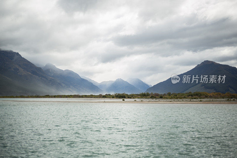 瓦卡蒂普湖和山区景观