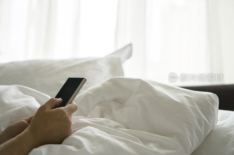 躺在床上看手机