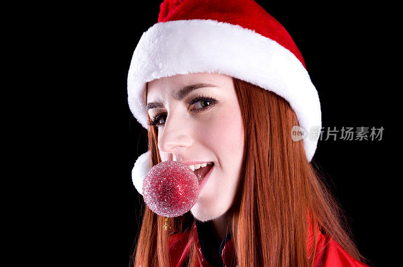 圣诞老人的性感精灵，嘴巴里有装饰品