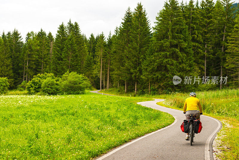 在雨中的德拉瓦骑行路线中穿过森林