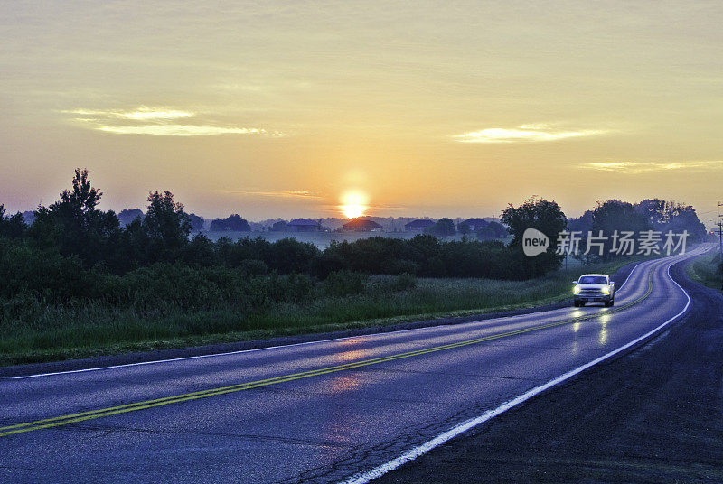 高速公路在日出