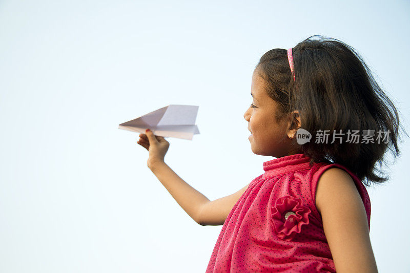 女孩扔纸飞机