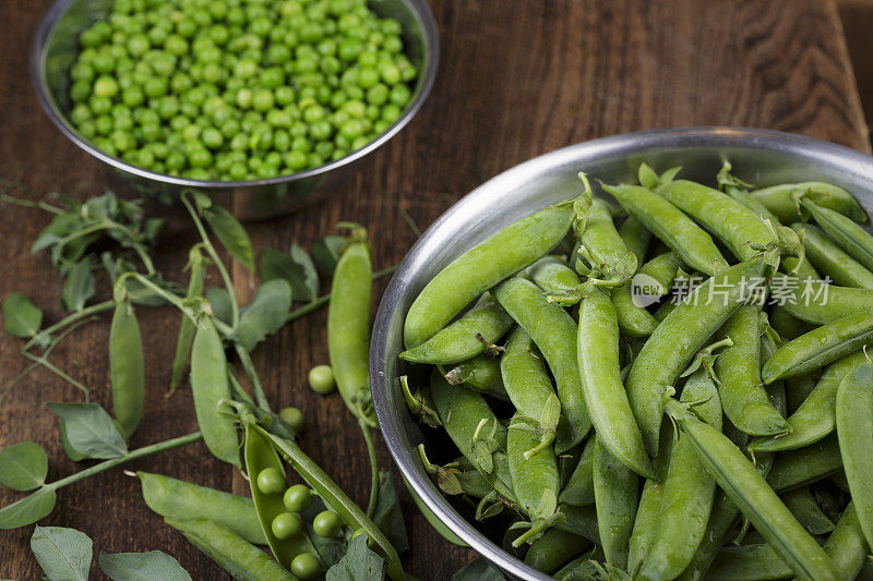 新鲜采摘的生有机绿色蔬菜豌豆