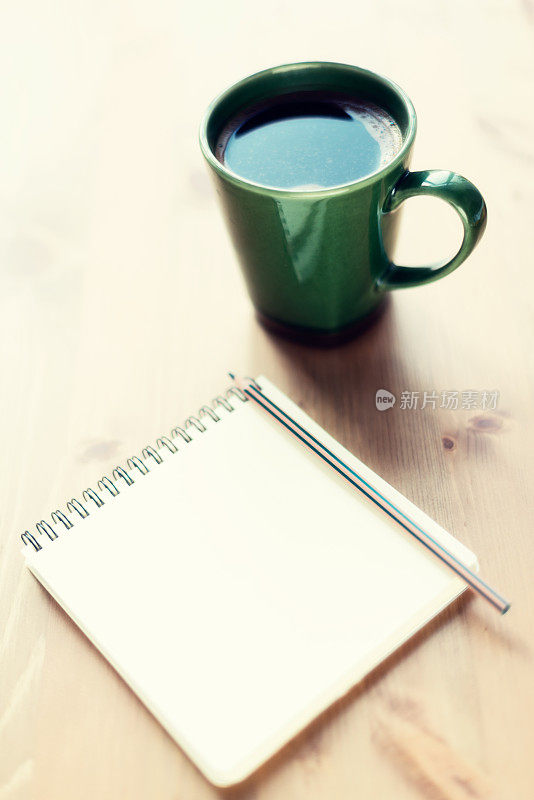 咖啡和笔记本和铅笔