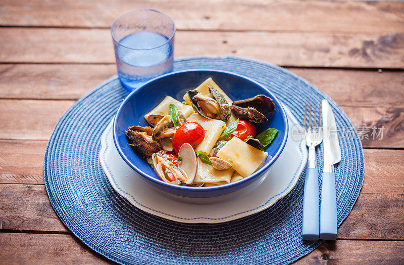 意大利面配海鲜和番茄，美食摄影