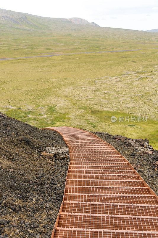 冰岛通往熔岩场的阶梯