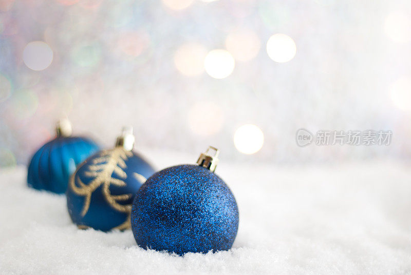 雪中蓝色圣诞球排