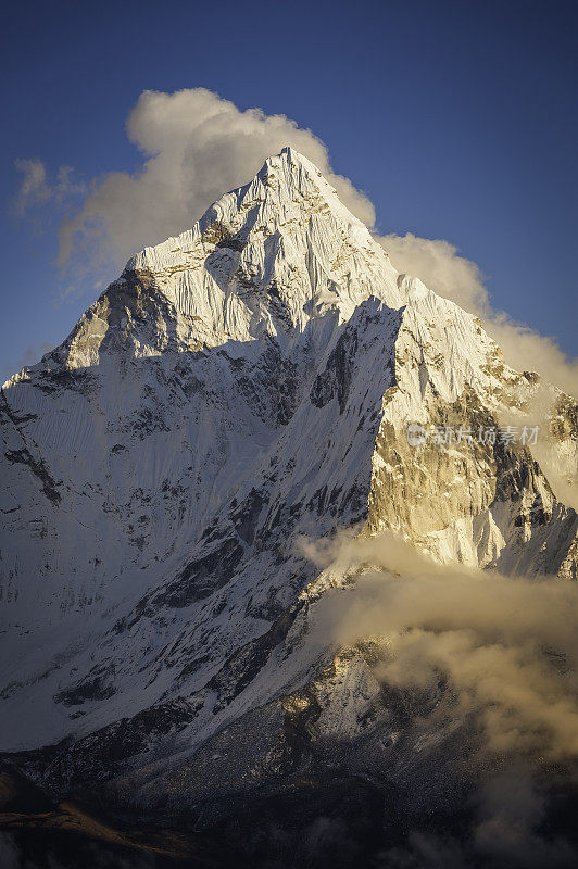 戏剧性的雪峰阿玛达布拉姆山顶，海拔6856米，喜马拉雅山尼泊尔
