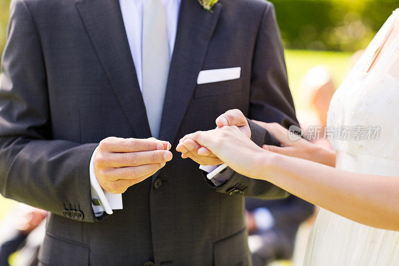 新婚夫妇在婚礼上交换戒指