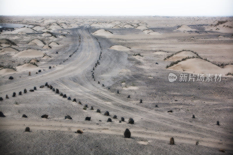 沙漠月球景观与分叉的道路